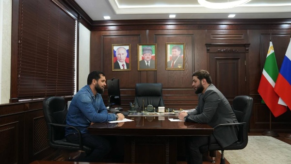 В администрации Веденского района состоялась встреча главы муниципалитета Турпал-Али Абдулазизова с предпринимателем Абдул-Маликом Муталиповым. На повестке дня были планы по строительству нового многоэтажного жилого дома в райцентре. Кроме того, обсуждались и другие инвестиционные направления.

«Обсудили текущий этап работ, сроки завершения объекта и его значимость для жителей муниципалитета. Напомню, что проект предусматривает современное здание на 9 уровней, в котором разместятся 77 квартир. На первом этаже дома предусмотрены помещения для коммерческих объектов», - сообщил Абдулазизов.