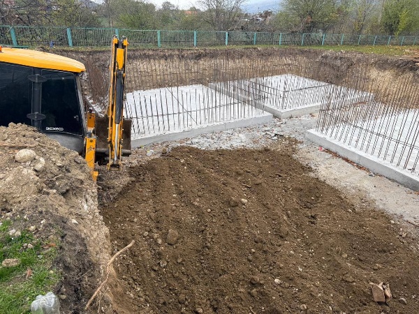 В с.п. Галашки продолжается строительство школы-интерната на 120 мест.

На объекте строители ведут следующие работы: монтаж железобетонного каркаса, кладку стен из газоблоков и кирпича, подготовку основания спортивной площадки.

На объекте задействованы около 40 человек и 6 единиц техники.

О проекте:
Строительство начато в марте 2024 года. Сметная стоимость — 494 млн рублей. В здании расположатся учебные классы, спортивный и актовый залы, музей, медицинский блок, библиотека и жилые комнаты.