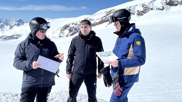 Министр спорта РФ Михаил Дегтярев, министр спорта КБР Ислам Хасанов и заместитель гендиректора Кавказ.РФ Хиса Беккаев провели встречу в необычном месте - на высоте 4000 м на курорте «Эльбрус». 

Они обсудили создание инфраструктуры для круглогодичных тренировок сборных команд России и других дружественных стран. 

Здесь альпинисты со всего мира готовятся к штурму самой высокой вершины Европы — Эльбруса. 