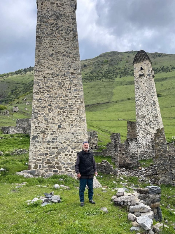 На днях сотрудник Джейрахско-Ассинского музея-заповедника, в ходе планового обхода башенного комплекса «Эрзи», в кладке надземного полуразрушенного склепа с открытой поминальной камерой, расположенном рядом с ядрообразным мавзолеем Янд-Каш, обнаружил камень прямоугольной формы, на которой выбиты горизонтальные насечки в два ряда, параллельно друг-другу.

Множество форм использования культовых камней существовало в ингушском обществе. Например, часто в кладке жилых и боевых башен можно заметить камни с отверстиями или небольшими чашеобразными углублениями, символизировавшие благодать.

Исследователь Танзила Дзаурова, в своей работе «Ингушский национальный орнамент» называет такой камень «календарным» и отмечает, что встречаются они, в основном, склепе с поминальной камерой – «Каш-ков». «Причем некоторые из них вмонтированы в кладку жилой башни, что затрудняет определение их датировки, потому что они используются повторно. Об этом свидетельствует расположение камней с петроглифами в кладке, которые как правило, отличаются от цвета камней основной кладки, а также способы его обработки».

Ряд ученых-кавказоведов и исследователей В.Н. Басилов, В.П. Кобычев, М.Р. Ужахов, Б.А. Хайров, Дзаурова Т.А-Х. и др. сходятся во мнении, что эти камни служили в прошлом календарем. Принцип действия данных календарных камней, предположительно, основывался на движении солнца.

Аналогичные склепы с поминальной камерой расположены также на территории башенных комплексов «Ний», «Оздиче», «Таргим», «Хамхи», «Эгикал», «Эрзи».