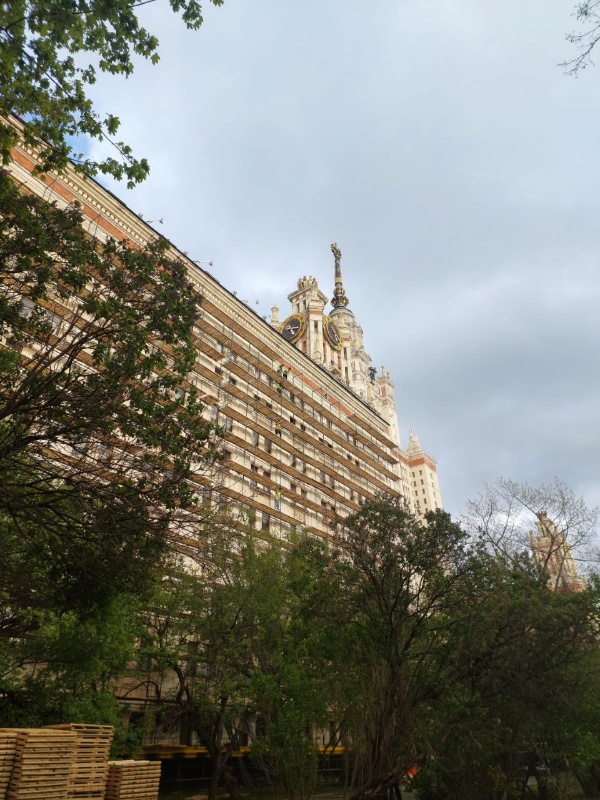 Начинаются полномасштабные реставрационные работы на фасадах здания Московского государственного университета на Воробьевых горах. Некоторые плоскости фасадов уже оделись в строительные леса и сетки. А команда "АСМ Групп" должна подключиться к работам уже в ближайшие дни.