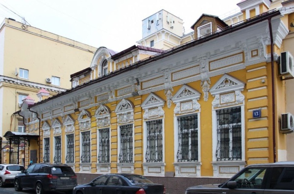 Особняк Е.Ф.Лопатиной на Малом Каретном переулке, 11, в Москве внесен в Единый государственный реестр объектов культурного наследия. 

Двухэтажный жилой дом с подвалом и аттиком был возведен в 1889 году на средства крестьянки Екатерины Лопатиной по проекту арх. Я.Махонина. В 1912 году участок с домом приобретен купцом первой гильдии, потомственным почетным гражданином Яковом Альшвангом, обустроившим часть территории под производственную зону швейной фабрики. После 1917 года здесь была размещена опытно-техническая швейная фабрика имени Профинтерна.