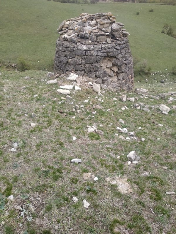 Мониторинг Таргимского ядрообразного мавзолея.
 
В эти дни сотрудниками музея-заповедника, в рамках плана работ, был проведен мониторинг Таргимского ядрообразного мавзолея.

Согласно бытующим ингушским преданиям, памятник был возведен над могилой местного героя-военачальника во второй половине XVIII в.. Впервые мавзолей был отмечен Л.П. Семёновым и И.П. Щеблыкиным.

Мавзолей имеет округлое основание и купольно-ступенчатое покрытие. В верхней части стен просматривается штукатурка бело-желтого цвета. Построен памятник на известковом растворе; кладка стен полигональная, сохранившаяся высота – 3,20 м, на южной стене имеется единственный зарешеченный лаз прямоугольной формы.

Памятнику требуются восстановительные работы.
