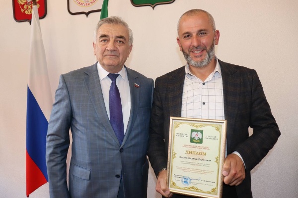 В Администрации Назрани вручили муниципальные награды.

Городской совет депутатов отметил почетным знаком «За особые заслуги перед г. Назрань» сотрудников, которые своим трудом и преданностью делу заслужили уважение и признание. 

Среди награжденных:

Руслан Оздоев, Глава г. Назрань. 

Юсуп Богатырев, Председатель Городского совета депутатов.

Милана Мархиева, Заместитель главы Назрани.

Магомет Аушев, Председатель Контрольно-счетного органа г. Назрань.

Луиза Парчиева, Управляющая делами Городского совета депутатов.

Также были вручены награды:

Знак отличия «За многолетний безупречный труд и службу городу Назрань» — Любовь Хасановне Оздоевой, главной медицинской сестре ИРКБ им. А. О. Ахушкова. 

Звание «Почетный работник органа местного самоуправления МО «Городской округ г. Назрань» — Махмуду Оздоеву, Главе Насыр-Кортского административного округа.

Звание «Лучший молодой муниципальный служащий г. Назрань» — Жамиле Ганиевой, главному специалисту экономического отдела. 