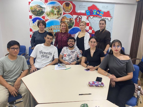 Колумбийские студенты продолжают обучение в ПГУ.

Первая группа студентов из Колумбии, начавшая изучать русский язык в прошлом семестре с нуля, подтвердила решение продолжить обучение в Центре международного образования ПГУ. За короткое время ребята смогли освоить основы общения и показать отличные результаты.

«Мы очень довольны прогрессом наших колумбийских учеников. Их решение продолжить учебу – лучшая оценка работы нашего Центра и преподавателей, которые не просто обучают языку, а открывают для студентов русский мир!» – отметила директор ЦМО доц. Н.М. Каширина.

Иностранные студенты получили поздравления от преподавателей Центра и с энтузиазмом смотрят в будущее, продолжая строить свой образовательный путь в ПГУ.