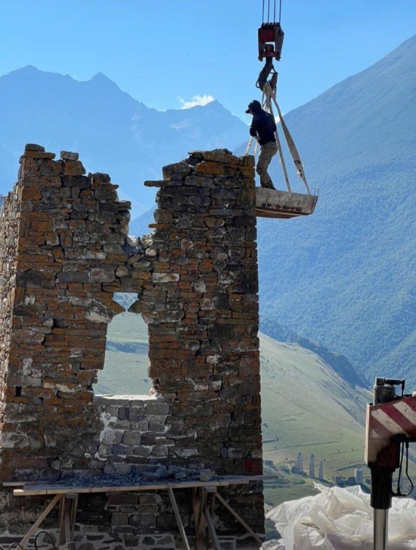 Уже скоро возобновятся реставрационные работы на башенных комплексах Ингушетии.

Надеемся, что все подрядчики установят в этом году нормальные строительные леса, чтобы специалисты "АСМ Групп" смогли безопасно осуществлять авторский надзор!