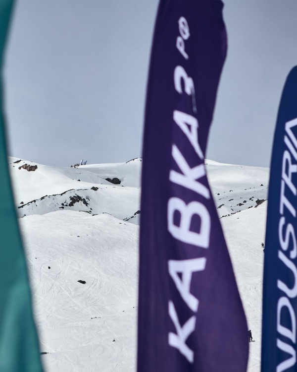 На «Эльбрусе» стартовал турнир по фрирайду.

В первый день команды АльпИндустрии и курорта готовятся к заездам.

Кавказ.РФ является партнером мероприятия. Курорт же готовит соревновательные склоны (в том числе оценивает лавинную обстановку), организовывает дежурства спасателей, предоставляет ски-пассы, маркирует и ограждает трассы вблизи зоны стартов.
