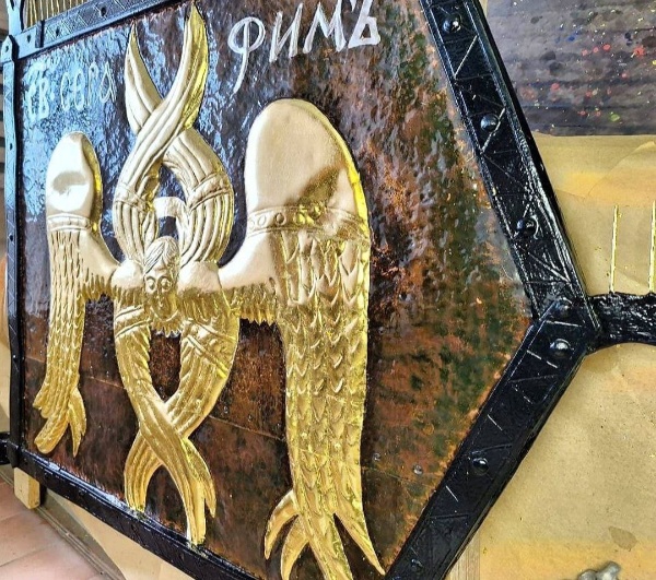 Отреставрирован и покрыт сусальным золотом прапор-флюгер "Башни Нижних решеток" Псково-Печерского монастыря. Прапор выполнен в технике горячей ковки с восполнением утрат и новым антикорозийным покрытием. При производстве работ по восстановлению исторической отделки прапора использовалось белое золото, "красное" червленое золото и золото лимонного оттенка.

Реставрация башни и прапора - по проекту "АСМ Групп".