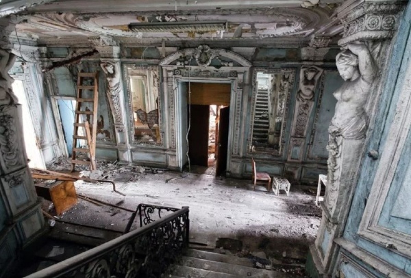 Инвесторам предложили участие в восстановлении более тысячи объектов культурного наследия на цифровой платформе наследие. дом. рф. 

Общая площадь зданий-памятников более 1 миллиона квадратных метров. 

Цифровая платформа была разработана госкомпанией Дом РФ при поддержке Министерства культуры для привлечения инвесторов к сохранению культурного наследия, находящегося в неудовлетворительном состоянии. Платформа размещает информацию об объектах в федеральной, региональной и муниципальной собственности. Объекты должны входить в Единый госреестр объектов культурного наследия, находиться в неудовлетворительном состоянии и соответствовать ряду других требований. В Дом РФ подчеркнули  - "Мы понимаем, что одним из ключевых инструментов для повышения интереса и мотивации инвесторов с работе с ОКН сегодня остается льготная ставка кредитования. Уже пять кредитных организаций готовы предоставлять кредиты на работу с памятниками". 

На сегодняшний день в каталоге ОКН на платформе собрано 1009 объектов из 72 регионов. Лидером по количеству является Пермский край - 55 объектов. За ним следуют Ярославская область - 46, Новгородская - 46, Вологодская и Костромская - по 45. 

Пора Дом РФ обратиться в "АСМ Групп" за предоставлением информации по еще 1000 объектов...