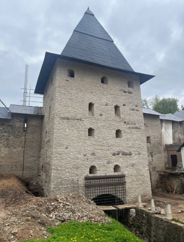 На объекте культурного наследия федерального значения "Башня Нижних решеток" Псково-Печерского монастыря по проекту "АСМ Групп" установлена герса - опускная решетка крепостных ворот - фортификационный элемент для защиты от внешнего врага. Герса воссоздана и установлена над водопропускной системой башни, в месте выхода реки Каменец с территории монастыря.