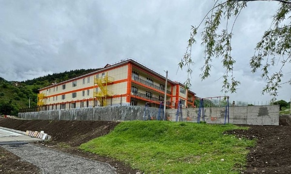 После масштабной реконструкции детский лагерь “Аьрзи”, расположенный в живописных горах Ингушетии, готов принять юных отдыхающих. В настоящее время на объекте полным ходом идут работы по завершению финальных штрихов:

- Установка современного технологического оборудования и мебели;
- Монтаж системы вентиляции;
- Благоустройство территории;
- Установка наружного освещения.

Одновременно с подготовкой инфраструктуры, сотрудники лагеря проходят курсы повышения квалификации, чтобы обеспечить детям максимально комфортный и безопасный отдых, наполненный интересными и познавательными мероприятиями.

Ожидается, что двери лагеря “Аьрзи” для первых смен откроются уже в конце мая.

Обновленный “Аьрзи” – это:

- Современные условия проживания;
- Интересные программы отдыха и развития;
- Опытные и квалифицированные педагоги;
- Чистый воздух и живописная природа горной Ингушетии.