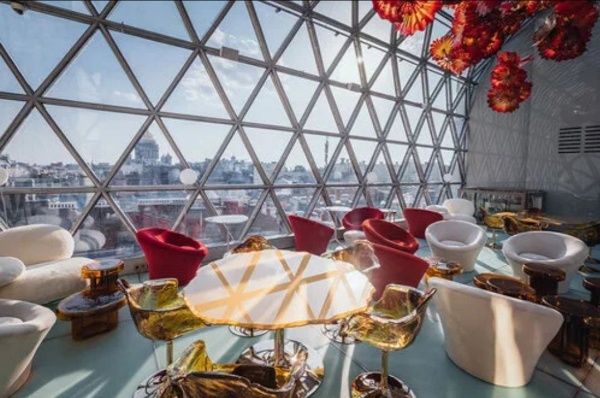 Вспоминая двухлетнюю работу по реставрации объекта культурного наследия федерального значения "Банкирский дом Вавельберга" на Невском проспекте Санкт-Петербурга и его приспособления под пятизвездочный отель "WAWELBERG", мы часто пересматриваем различные фотографии, как исторические, так и в процессе строительства, а также конечно итоговые. Несколькими из них с вами и делимся. 

А уж сколько конкурсных дипломов взял проект...