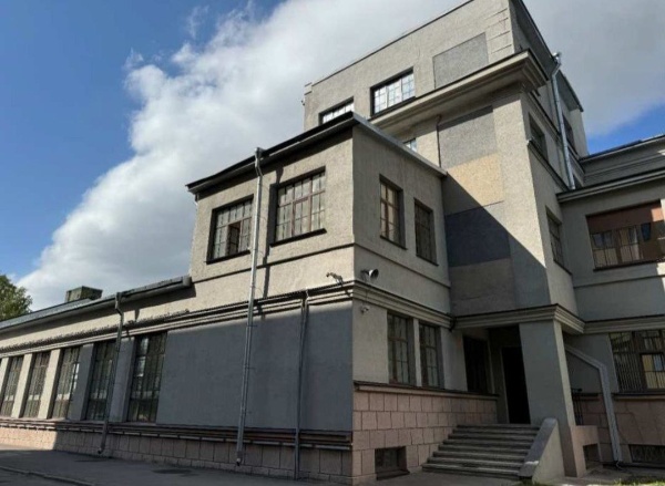 Гидротехнический институт им. Б.В.Веденеева на Гжатской улице Петербурга признан памятником регионального значения.

В 1899 году было принято решение о строительстве в столице Политихнического института, на базе факультета водного хозяйства которого позднее и сформировался Гидротехнический институт. Строительство института велось в 1930-1934 годах по проекту архитектора Тевеля Шапиро.

Фасады получили оформление в приемах конструктивизма с элементами неоклассики. Главный фасад акцентирован широким массивным ризалитом с каменной лестницей и сдвоенными колоннами. В верхней части лицевого фасада изображены фигуры рабочих с отбойными молотками, строящих гидростанции, позади них в нишах - плотина, с которой волнами сливается вода. Ниже на фасаде - ученые: Архимед, Ньютон и Паскаль.

По материалам КГИОП СПб.