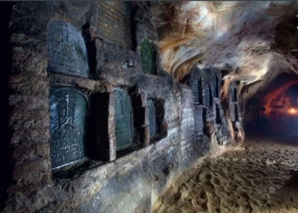 В рамках VII Всероссийского фестиваля "Архитектурное наследие", который пройдет в Тюмени 13-15 июня, на конкурс "Лучший проект сохранения объекта культурного наследия", "АСМ Групп" представит Проект реставрации уникальных керамических и каменных керамид в пещерах Псково-Печерского монастыря.

Остальные проекты от "АСМ Групп", готовящиеся на самый известный и престижный конкурс в области реставрации, будут представлены позже.