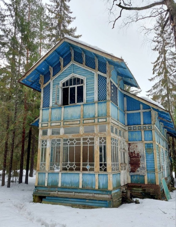 Дача действительного статского советника Николая Слободзинского на Курортной улице, 35 в Зеленогорске получила статус памятника регионального значения.

С 1906 года и практически до самой революции деревянная дача на бывшей Келомякской улице принадлежала Николаю Слободзинскому, посвятившему всю жизнь службе на Николаевской железной дороге. Он прошел карьерный рост от простого инженера путей сообщения до высокого чина действительного статского советника и члена Комитета управления железных дорог от Министерства путей сообщения.

В отделке фасадов использованы мотивы фахтверка. Наиболее выразительной частью здания является северная веранда, остекленная в уровне первого этажа и декорированная трельяжной сеткой в уровне второго.

По материалам КГИОП СПб.