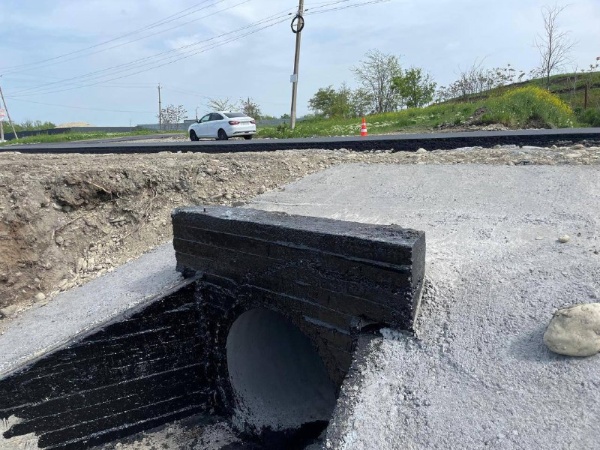 Завершается реконструкция участка автодороги «Назрань-Сунжа».

В рамках нацпроекта «Инфраструктура для жизни» реконструкция участка автодороги «Назрань-Сунжа» протяженностью 5,75 км подходит к концу. 

Проведен большой объем работ: дорога расширена до 7 метров, обустроено основание и два слоя асфальтобетонного покрытия, уложены водопропускные трубы, сделан тротуар шириной 2 метра. Сейчас устанавливаются знаки, наносится разметка и монтируются сигнальные столбики.

Обновленная работа обеспечит быстрый проезд между населенными пунктами и связь с Чеченской Республикой.