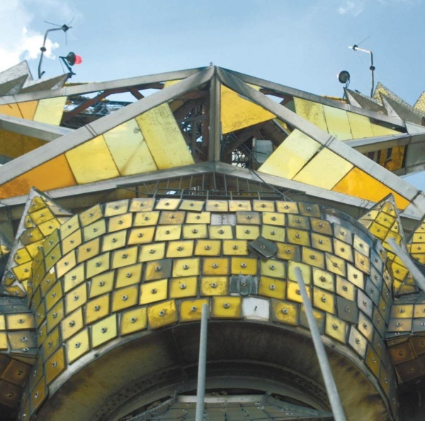 Продолжаются реставрационные работы при участии "АСМ Групп" на главном шпиле, увенчанном звездой, главного здания Московского государственного университета на Воробьевых горах.

Интересно, что изначально в проекте архитектора Льва Руднева, был изображён не шпиль со звездой, а скульптура. Это могла быть статуя Иосифа Сталина, Владимира Ленина или Михаила Ломоносова высотой около 40 метров. 

Ну раз не сделали статую, лазаем вокруг звезды на высоте 240 метров.