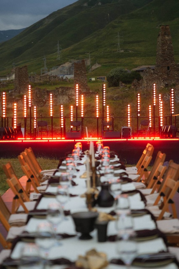 Дарья Суховская провела лекцию на арт-фесте «Мамисон».

В Северной Осетии впервые прошёл арт-фест «Мамисон», организованный Кавказ.РФ при поддержке Правительства республики. Событие уже называют манифестом новой культурной идентичности Кавказа.

В этом уникальном пространстве выступила доцент ПГУ Дарья Суховская – философ и исследователь креативных индустрий. Её лекция о кавказском культурном коде стала интеллектуальной точкой притяжения фестиваля. Дарья Николаевна подчеркнула, что культура Кавказа – это не только традиции, но и ресурс для развития креативных индустрий и поиска идентичности региона в глобальном мире.

«Сегодня Кавказ нужен современному искусству так же, как искусство нужно Кавказу. Это пространство смыслов, где прошлое не музейно законсервировано, а переосмысляется и становится фундаментом для будущего», — отметила Дарья Суховская.