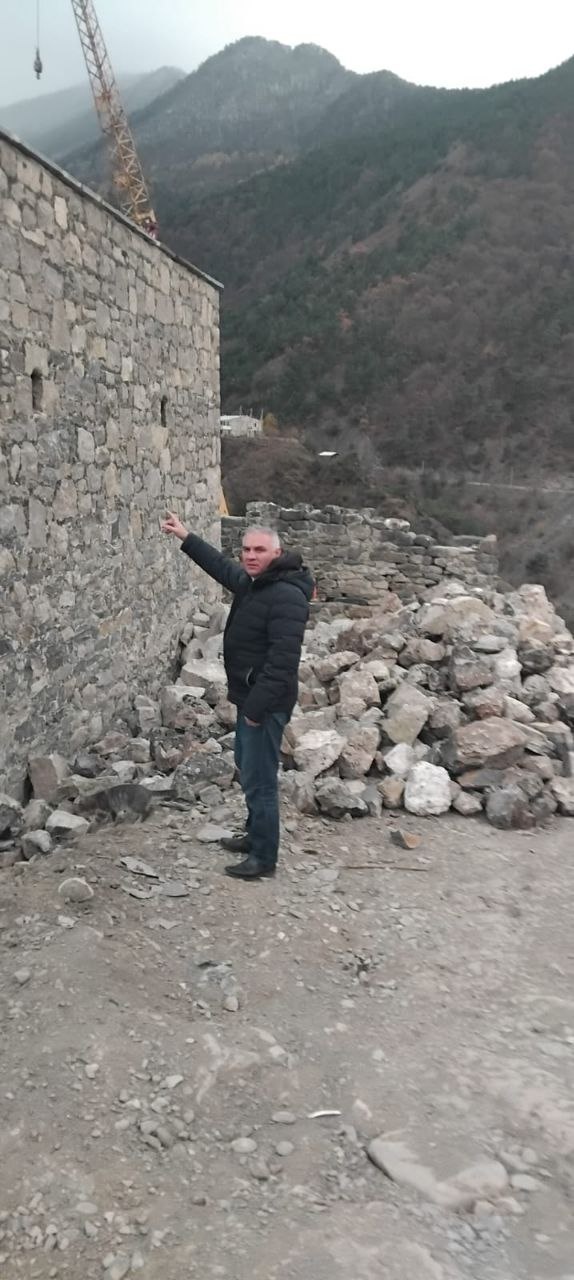 Сотрудниками Джейрахско-Ассинского музея-заповедника, в рамках плана работы – надзор за проведением реставрационных, консервационных и противоаварийных работ по сохранению историко-архитектурных объектов на территории музея-заповедника, была совершена инспекционная поездка к башенному поселению «Эбан».

Эбан – село в Джейрахском районе Ингушетии, в составе сельского поселения Бейни, расположено в начале Джейрахского ущелья, на крутом правом берегу реки Армхи в пяти километрах от Военно-грузинской дороги. Рядом находится поворот на центр сельского поселения — аул Бейни.

Башенный комплекс Эбан был разрушен во время карательной экспедиции царских войск в горную Ингушетию в 1830 г.

Некогда в этом ауле возвышались боевые и жилые башни.  

В настоящее время на комплексе идут восстановительные работы.