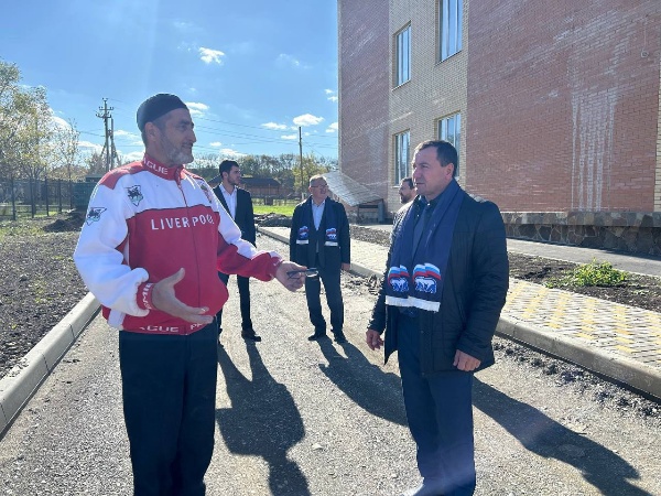 Партдесант «Единой России» в Сунженском районе в рамках реализации Народной программы партии проверил ход работ по строительству школы в с.п. Берд-юрт.

В инспекционном выезде приняли участие: секретарь местного отделения партии «Единая Россия» в Сунженском районе Магомед Евлоев, член местного политсовета Мухамед Ганиев, секретарь первичного отделения №814, глава сельского поселения Берд-юрт Магомед Гадаборшев, депутат села Мархиев Ибрагим.

В ходе мониторинга было отмечено, что инфраструктура школы включает в себя спортивные площадки для футбола, волейбола, баскетбола, а также зону для воркаута и детские площадки, подходящие для разных возрастных групп. 

Завершены работы по озеленению, асфальтированию, проведению электричества и решению вентиляционных вопросов, а также установке дверей и очистных сооружений.

В настоящий момент продолжаются отделочные работы. Планируется завершить монтаж потолков в течение недели, а также укладку линолеума и ламината.

Строители сообщили о намерении сдать объект раньше установленного срока, что позволит в дальнейшем быстро запустить учебный процесс в обновленной школе.