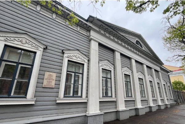 В Казани приступили к реставрации объекта культурного наследия, построенного в 1836 году -  "Усадьба Боратынских", в которой проживало несколько поколений семьи известного поэта и где в настоящее время находится музей Е.А.Боратынского. Реставраторы демонтируют обшивку фасадов для обследования состояния бревенчатых стен, укрепят основания и конструкции здания и определят исторические колера.