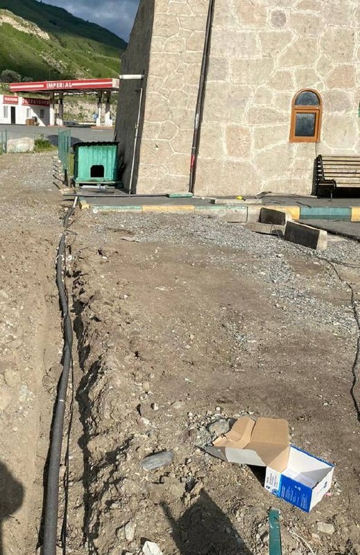 В с.п. Джейрах, рядом с въездной аркой  продолжается работы по демонтажу старой постройки и  прокладке подземных инженерных коммуникаций. 

Весь процесс по  благоустройству  новой общественной  территории будет проходить  строго по проекту.