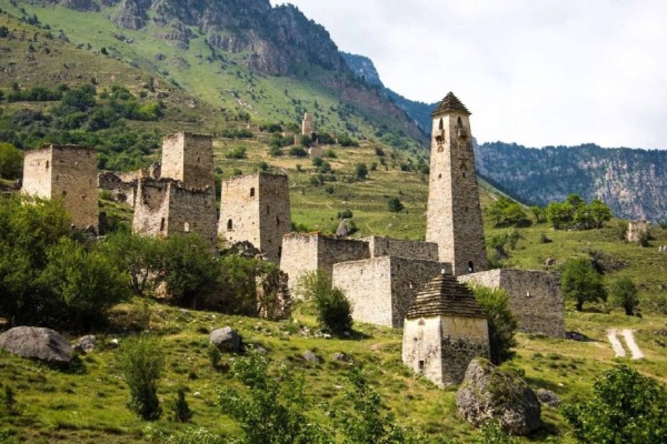 "С радостью сообщаю вам об успехе проекта «Развитие Джейрахско-Ассинского государственного историко-архитектурного и природного музея-заповедника» из Республики Ингушетия. Он  набрал более 65 тыс. голосов и был признан лучшим в области туризма на конкурсе в рамках Дней регионального развития «Пространство будущего» на Выставке «Россия».

Это неудивительно, ведь Джейрахско-Ассинский музей-заповедник занимает целых 65 тыс. гектаров в живописном горном Джейрахском районе нашей красивой Ингушетии. Здесь насчитывается около 500 комплексов каменного зодчества, включая древние храмы, святилища, погребальные сооружения. 

Это настоящий клад, который дает представление об истории и культуре наших предков: погребальные склепы, языческие, христианские святилища, храмы и башенные комплексы, некоторые из которых относятся к середине II тысячелетия до нашей эры. 

Наиболее значительными являются храмы Тхаба-Ерды и Алби-Ерды, замковый комплекс Вовнушки, башенные комплексы Хамхи, Таргим, Эгикал. Эгикал — один из крупнейших средневековых башенных комплексов на территории Ингушетии.

Поздравляю сотрудников природного музея-заповедника и каждого жителя Ингушетии с этим результатом! 

Спасибо каждому, кто отдал голос за наш проект, за ваш вклад в сохранение и популяризацию ингушского культурного наследия!" - глава Республики Ингушетия Махмуд-Али Калиматов.