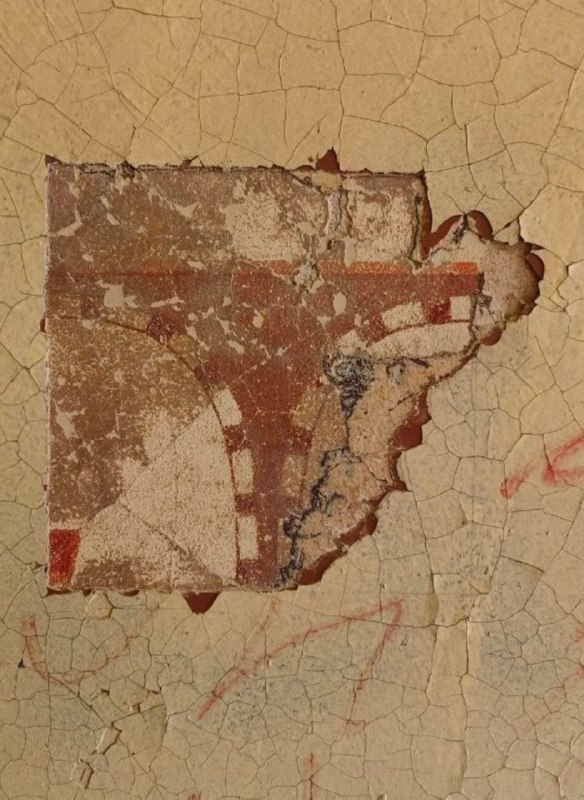 Неожиданный результат дали расчистки входной группы на объекте культурного наследия регионального значения на Ленинградском проспекте, 9 в Выборге. Под многочисленными слоями окраски советского периода открылись авторские орнаменты, некогда украшавшие парадную пятиэтажного доходного дома, построенного по заказу АО "Альфа" в 1907 году по проекту арх. А.Шульмана в стилистике северного модерна.