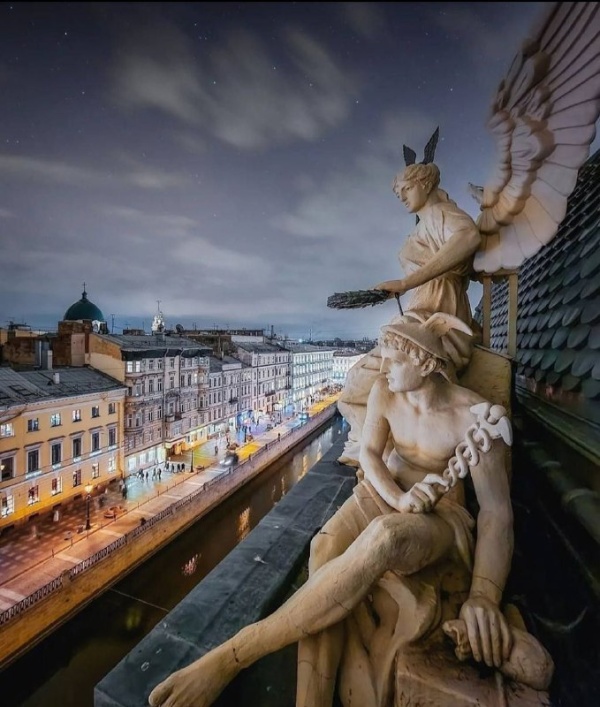 Вот так вечером выглядит скульптурная группа на центральной части парапета главного фасада объекта культурного наследия федерального значения "Здание Первого Санкт-Петербургского общества взаимного кредита" на набережной канала Грибоедова в Санкт-Петербурге.

Проект реставрации от "АСМ Групп".
