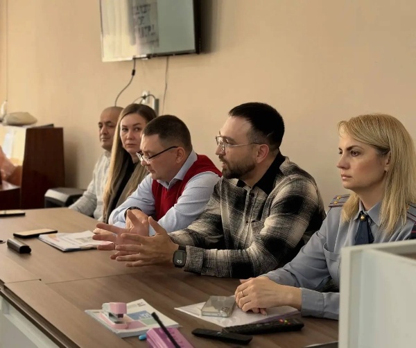 В Институте юриспруденции и инжиниринга прошло воспитательно-профилактическое мероприятие, посвящённое формированию у студентов устойчивого иммунитета к аддиктивному поведению. Участники обсудили психофизиологические причины зависимостей и серьёзные правовые последствия употребления запрещённых веществ.

Эксперты правоохранительных органов и специалисты по работе с зависимостями рассказали о реальных рисках, мифах и путях помощи, подчеркнув важность комплексной поддержки и осознанного выбора.

Такие встречи помогают студентам формировать ответственное отношение к своему будущему и делать выбор в пользу здоровой и безопасной жизни.