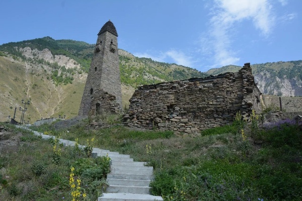 Рабочий выезд в горную часть Чеченской Республики.

Погода и состояние дороги на перевалах позволили за один выезд захватить сразу две территории - Шаройский и Итум-Калинский административные районы.

Был проведён сбор и уточнение информации по отдельным населённым пунктам, объектам культурного наследия и памятникам природы. 

Среди мест, где проводились работы:
- Боевая башня в селе Химой Шаройского района,
- наземные солнечные часы в селе Химой,
- руины села Чехилдой,
- Шикаройский замковый комплекс,
- село Шарой,
- село Шикарой,
- объекты сервиса на перевале между районами,
- ряд руинизированных строений у с. Тазбичи Итум-Калинского района,
- жилая башня тэйпа Нашхой и близлежащие руины,
- башенный комплекс Эткали и мечеть,
- замок Пхъакоч,
и другие объекты.

Во время выезда также провели ряд рабочих встреч с сотрудниками организаций районов, правоохранительными органами и местными жителями.