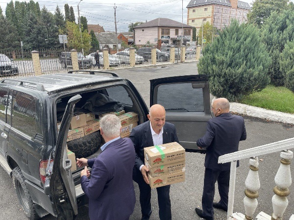 Сегодня, 3 октября, в Ингушский государственный музей краеведения им. Тугана Мальсагова представители Института археологии Кавказа привезли вторую партию артефактов - более 800 археологических предметов, обнаруженные во время реконструкции федеральной автодороги «Кавказ» в Гамурзиевском административном округе в 2018 г., и которые до сих пор хранились у них.

Музею были переданы археологические раскопки глубокой старины в виде предметов быта, керамики, орудий труда, ювелирных украшений и т.д., представляющие северокавказскую культуру, а также артефакты, относящиеся к Кобанской культуре и Аланской эпохе.

В мероприятии принимали участие руководители и сотрудники компетентных организаций, исследователь – архивист Берснако Газиков, археолог  Умалат Гадиев, историк-краевед Руслан Куркиев и др.

Напомним, что в 2018 г. во время раскопок было обнаружено более 4000 предметов глубокой старины, представляющие большой научный интерес, первая партия которых, в количестве 200 предметов были переданы в конце августа текущего года, а работа по возвращению оставшейся части продолжается, благодаря взаимному соглашению сторон о возвращении всех находок на свою историческую родину.