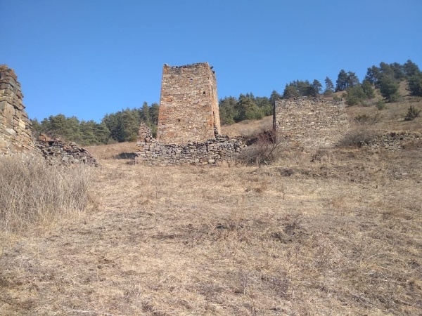 Лялах – крупный башенный поселок замкового типа на крутом горном склоне, в 0,3 км северо-восточнее Хяни. Сейчас здесь можно видеть поврежденные 3 боевые и полуразрушенные жилые строения в замковых комплексах позднего средневековья. 

Постройки размещаются на склоне ярусами. Боевые башни, являвшиеся ключевыми опорными центрами отдельных, но тесно взаимосвязанных сложных замков, 5-этажные и достигают в высоту 26,00 м. Две из них, ориентированные сводчатыми дверными проемами соответственно на восток и на юг, в плане квадратные, имеют пирамидально-ступенчатую крышу (12 сланцевых плит с венчающим крупным конусовидным камнем). У третьей боевой башни крыша отсутствует.

По содержательным местным преданиям, эта башня в прошлом так и не была заселена: зодчий неоднократно возводил пирамидальную крышу с обязательным завершающим «благословенным» камнем, но каждый раз она рушилась. Не помогли и принесенные святилищу богини плодородия Тушоли обильные жертвоприношения. Жрецы объяснили это как плохое предзнаменование, и хозяин вынужден был отказаться от данной боевой башни. Она так и осталась недостроенной, хотя ее стены уже достигали 25-метровой высоты.