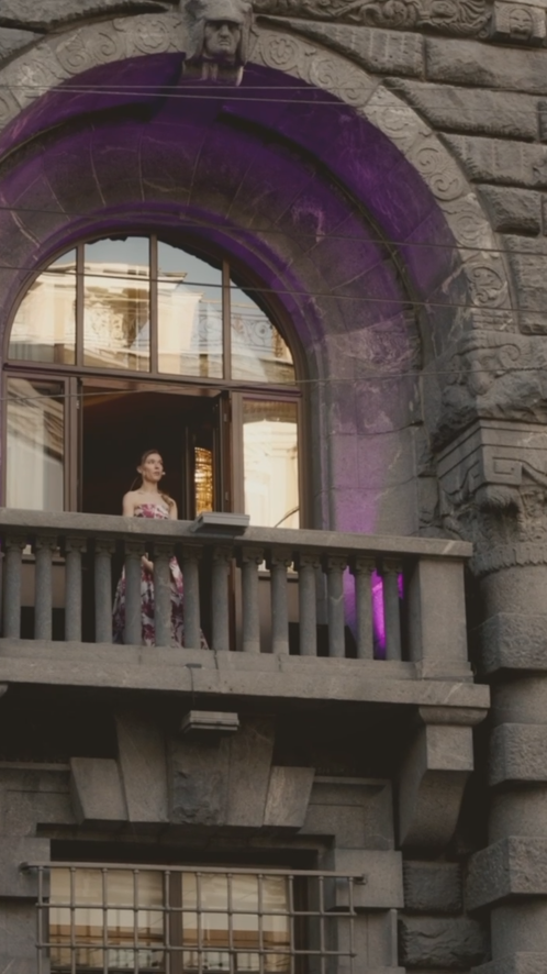 Проект "Опера на балконе" стал знаковым не только для отеля WAWELBERG, но и для Петербурга. Начиная с мая, три дня в неделю гости города могут насладиться пением резидентов Wawelberg Hall. 

Проект отеля от "АСМ Групп" - победитель многих конкурсов в области архитектуры и дазайна.