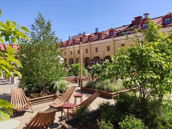 Этим летом пространство внутреннего двора Никольских рядов открыто с 10 утра до 22 часов. Йога на настиле, шахматные турниры, концерты, вкусная еда и конечно полюбившийся мини гольф.

Проект от "АСМ Групп".