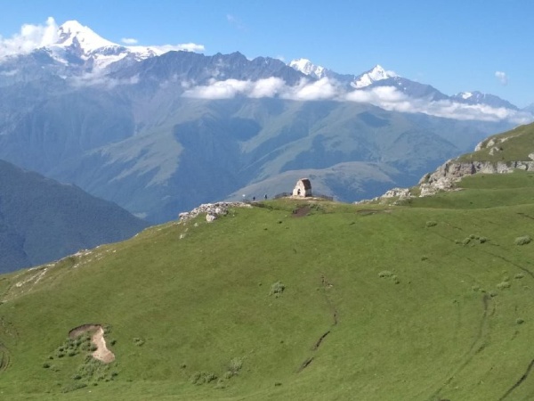 Международный день гор отмечается ежегодно, 11 января. Праздник был учреждён резолюцией Генеральной Ассамблеи ООН в 2003 г. 

Цель этого дня - не поздравления всех "причастных", а сохранение природного богатства мира, поддержка коренных жителей горных районов, повышение осведомлённости людей о проблемах и важности горных массивов. 
По данным ООН около 15% всего человечества живёт в горах. Около 50% всего биоразнообразия находится там же. Примерно половина человечества зависит от различных ресурсов, которые предоставляют нам горы. Тем опаснее становятся изменение климата, деградация земель и любые другие негативные изменения в этих областях. 
Горы Ингушетии отличаются первозданностью и особой красотой. В каком бы месте мы не находились везде открываются потрясающие виды на горы. С горными вершинами связаны самые красивые ингушские предания, а на их склонах стоят древние башни и культовые памятники. 

Самой высокой горной вершиной в Ингушетии считается гора Шоан. Её название происходит от ингушского  слова "ша"- ледник, а также Цей-Лоам и Цорейлам. 

Особое место и почитание в республике занимает, овеянная легендами, Столовая гора, высотой около 3000 м. над уровнем моря, которая помимо известных памятников, расположенных на  вершине, содержит очень много тайн и загадок на своих склонах. 