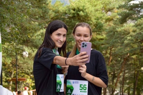 В минувшие выходные, в рамках официальных мероприятий, посвященных 100-летию Республики Ингушетия, состоялся ежегодный традиционный «Марафон Джейрах», являющийся самым сложным асфальтным марафоном России.

В 2024 году в мероприятии приняли участие спортсмены из 70 городов 34 Субъектов РФ, в том числе, спортсмены из Ингушетии. Мероприятие проходило на Республиканском курорте ЛОК “Армхи”.

Дистанции, которые преодолели спортсмены: 4, 8, 21 (классический полумарафон), и 42 км (марафон по правилам ОИ).

Итоговый протокол результатов VI «Марафон Джейрах» можно посмотреть здесь: https://t.me/djeirahmarathon/119.

Стоит отметить, что участники от Ингушетии отличились на всех дистанциях, заняв высокие позиции в итоговом протоколе.

В частности, 1 место на дистанции 4 километра занял Накастоев Магомед, а на дистанции 21 километр 2 место взял Лимаев Михаил.

Во время общей программы мероприятия также состоялся забег на Ляжгинский водопад и детский забег на 500 метров.

«Марафон Джейрах» проводился при активной поддержке Администрации Джейрахского района и лично Главы района, Комитета по туризму Республики Ингушетия и лично Главы комитета, Руководства Национального курорта “Армхи”,  Комитета государственной охраны объектов культурного наследия, сотрудников Джейрахско-Ассинского музея - заповедника и лично директора, оператора Национальной системы “Территория”, и других организаций.

Особую благодарность за всестороннюю помощь в подготовке и проведении мероприятия, организаторы выражают всем медицинским службам Джейрахского района и Республики, спасотряду МЧС, МВД, а также обычным гражданам, которые приехали поддержать мероприятие, оказывали помощь на маршруте и пунктах питания.

Уже запланирован 7-й Джейрах, который может пройти в формате всероссийского фестиваля. 

Организаторами "Марафона Джейрах" выступает АНО "Объединенные Территории Кавказа".