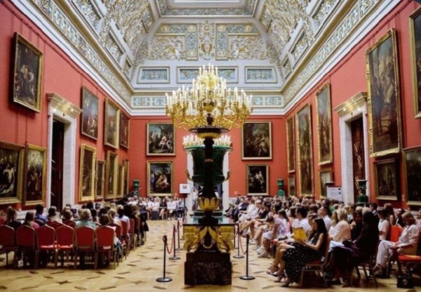 Фортепианный фестиваль Pianissimo пройдет в декабре и январе в самых больших залах Нового Эрмитажа - "Испанских просветах", названных так из-за огромных световых фонарей над залами, украшенными полотнами великих испанских художников.

Проект Pianissimo организует музыкальные мероприятия, знакомящие широкую аудиторию с академической музыкой и молодыми талантами.

А проект реставрации самих световых фонарей над залами был выполнен совместными усилиями компаний "АСМ" и "Арт Эксперт".