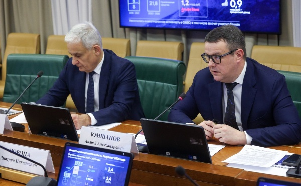 Андрей Юмшанов представил итоги работы компании за год в Совете Федерации.

В Москве прошел круглый стол о реализации экономических и инфраструктурных проектов Кавказ.РФ. организованный комитетом Совета Федерации по экономической политике. Сенаторов интересовали инвестиционные проекты института развития, их законодательное обеспечение, а также синхронизация законодательных инициатив, развитие инфраструктуры и замещение иностранного оборудования и технологий.

Главным событием 2025 года для Кавказ.РФ стал запуск горного курорта «Мамисон» в Северной Осетии. Это первый крупный горнолыжный курорт страны, построенный с нуля после введения санкций на поставку европейского оборудования и технологий. «Мамисон» с момента открытия позиционируется как арт-курорт, где раскрывается творческий потенциал гостя. С марта он принял более 40 тысяч человек и сейчас готовится к первому полному горнолыжному сезону.

Также крупным событием стало начало строительства морского курорта под рабочим названием Каспийский прибрежный кластер в Дагестане. Это объект президентского проекта «Пять морей и озеро Байкал», где уже возводится сервисный центр – смысловое ядро курорта – и объекты резидентов. На «Эльбрусе» на прошлой неделе запущена новая долгожданная зона катания, на чеченском «Ведучи» завершается пусконаладка основных объектов курорта. Всего компания построила за год 12 объектов, включая четыре канатные дороги.

«Все «железо», даже самое качественное и современное, ничего не стоит без квалифицированных и вовлеченных людей, поэтому важной вехой в истории компании считаю получение в этом году статуса общероссийского центра компетенций (ОЦК) в сфере туризма, а также создание Ассоциации развития кадрового потенциала туристической отрасли СКФО. Вкупе с работой по анализу производительности труда и факторов на него влияющих это, наверное, одно из главных направлений движения сегодня. Скучно, сложно, долго, но без системы не будет масштабных изменений отрасли в целом», - отмечает генеральный директор Кавказ.РФ Андрей Юмшанов.

Большие изменения претерпела и инвестиционная политика Кавказ.РФ. Новый документ жестче и четче расставляет приоритеты по господдержке – это прорывные проекты регионов и проекты резидентов территорий с преференциальным режимом, не только ОЭЗ, но ТОСЭР и индустриальные парки Северного Кавказа. Инвестиционный портфель проектов компании вырос до 53,8 млрд рублей. Прирост по сравнению с 2021 годом, когда был создан Кавказ.РФ на базе «Корпорации развития Северного Кавказа» и «Курортов Северного Кавказа», составляет 40,8 млрд рублей. Это стало возможным за счет активного участия ведущих банков и концентрации механизмов господдержки. Всего поддержано 236 проектов во всех субъектах СКФО.

Инвестиции резидентов ОЭЗ также растут. На сегодняшний день бизнес инвестировал 27,9 млрд рублей в курорты под управлением Кавказ.РФ, из них 13 млрд привлек «Архыз», 6,5 млрд – «Ведучи», 5,3 млрд – «Мамисон», 2,6 млрд – «Эльбрус». Заявленные инвестиции к 2030 году составляют более 210 млрд рублей и в несколько раз превысят государственные.

«Кавказ.РФ — это драйвер развития территории. В портфеле компании много интересных сильных проектов, например, Большая Кавказская тропа. Она совершенно точно станет знаменитой на весь мир, но для этого нужно приложить еще много усилий и в законодательной сфере, и физически», — отмечает Дмитрий Ворона, заместитель председателя комитета по экономической политике Совета Федерации.

Предыдущая встреча руководства Минэкономразвития России и Кавказ.РФ в комитете Совета Федерации по экономической политике прошла в конце апреля. На ней детально рассматривался проект «Каспийский прибрежный кластер», строительство которого началось минувшим летом.