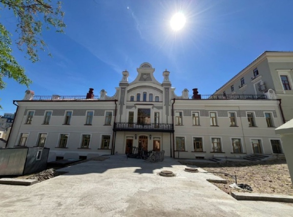 В Казани завершена реставрация главного фасада легендарной Типографии Харитонова.

Здание, построенное в 1896 году и перестроенное в начале ХХ века в стиле модерн, снова обрело свой исторический облик. В процессе работ восстановлены центральный ризалит, входная группа и ограждение балкона, укреплены кирпичные стены, выполнена декоративная подсветка. В настоящее время в здании бывшей типографии размещается Управление жилищной политики Исполкома Казани.