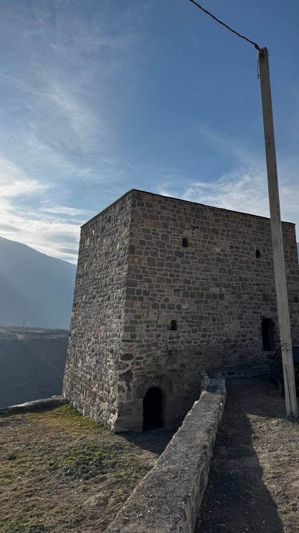 Группа «Сафмар» мецената Микаила Гуцериева работает над  объектами, включая те, что находятся под угрозой исчезновения. В с.п. Джейрах работы  ведутся на башенных комплексах Эбан и Фуртоуг. Проводимая работа — это не просто реставрация камня, это возрождение нашей истории.
