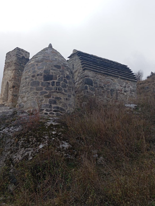 Ядрообразный мавзолей Танги-Каш (Могила Танги), столпообразное святилище и надземный двухярусный  склеп с двускатной ступенчатой кровлей раньше и в нынешнее время. 

Находятся на западной окраине посёлка Эгикал, на громадном скальном валуне.

Мавзолей 18 века, именуется Танги-Каш, в честь захороненного в нём героически павшего в бою местного воина-наездника по имени Танги - родоначальника ингушской фамилии Тангиевых. Таких ядрообразных мавзолеев в Эгикале было два; второй разрушен до основания. Столпообразное святилище рядом с мавзолеем также воздвигнуто в его честь.