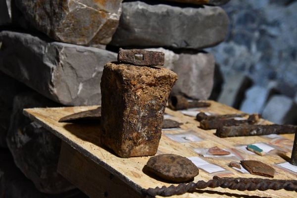 "В ноябре в горной Ингушетии откроется уникальный музей под открытым небом, созданный командой школы каменщиков-реставраторов «Наследие». 

Музей будет располагаться внутри одной из отреставрированных жилых башен на территории архитектурного комплекса Нижний Пуй, вход в него будет бесплатным по пятницам после обеда, так как в остальные дни на территории проходят реставрационные и археологические работы. 

Задача музея гораздо шире, чем просто хранение артефактов — он станет пространством, где каждый сможет погрузиться в жизнь средневековых горцев. В настоящее время в коллекции уже около 500 уникальных находок, среди которых такие исторические ценности, как кинжал времен имама Шамиля, латунная пулелейка XIX века, фрагмент ствола пищали XVII века, миниатюрная наковальня, хозяйственные инструменты, керамика, лампы и редкие височные подвески. 

На территории Нижнего Пуя проводятся исследования шести башен и трех склепов, и организаторы планируют, что музей будет постоянно пополняться новыми артефактами. Это уникальная возможность узнать о земледелии, ремеслах и искусстве наших предков, а также о том, в какой среде они жили. 

Отмечу, что команда «Наследия» под руководством Рамзана Султыгова, реставратора с международным опытом, проделала колоссальную работу за год с момента основания школы. Помимо самой реставрации на территории комплекса активно ведется научная деятельность. 

Специалисты обнаружили не только артефакты, но и ритуальное захоронение жеребенка, что подтвердило существование погребального обряда, описанного первым ингушским этнографом Чахом Ахриевым. Также найден фрагмент деревянной двери, которой пользовались еще средневековые ингуши, оригинальные каменные полы и многое другое.

Хочу выразить благодарность благотворительному фонду «Сафмар» и его основателю Микаилу Гуцериеву за неоценимую поддержку в создании школы «Наследие», которая вошла в долгосрочный проект по исследованию и реставрации более 3 тыс. памятников ингушской средневековой архитектуры", - сообщил глава Республики Ингушетия Махмуд-Али Калиматов.