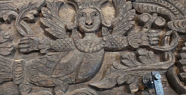 Русская резьба по дереву достаточно широко представлена в Российском Этнографическом музее в Санкт-Петербурге. Фронтоны, наличники, сандрики и прочие архитектурные элементы, собранные в музее заставляют задуматься о символике и сказочных персонажах.