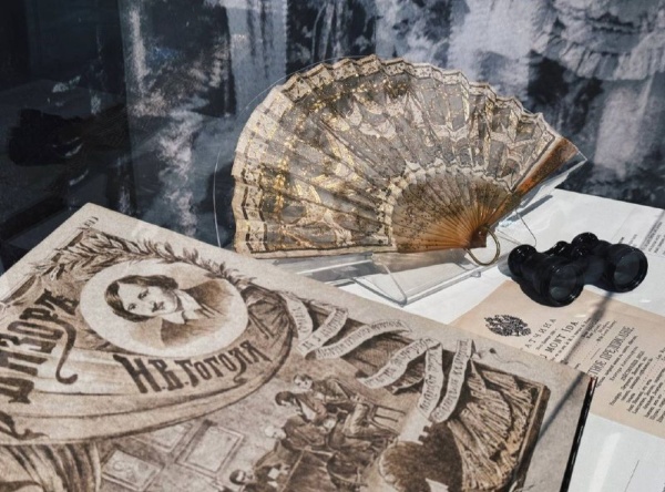 Уже сегодня в Гатчинском дворце открывается уникальная выставка "Александр III. Личное. Ревизор".

В этом году исполняется 180 лет со дня рождения императора Александра III. Именно он известен своими словами про Гатчинский дворец - "Счастливы быть снова дома!" Сейчас в его личных комнатах продолжается реставрация, а потому для посетителей подготовлен подарок - в течение года состоятся четыре выставки одного предмета, на которых будут показаны четыре вещи из личного собрания Александра Александровича, представляющие разные стороны его увлечений.

Первая выставка из цикла "Александр III. Личное" посвящена книге "Ревизор", принадлежавшей императору.