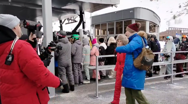 Команда тревел-шоу «Поехали!» побывала на «Эльбрусе».

Снимая выпуск о Кабардино-Балкарской Республике, телевизионный десант шоу высадился сразу на 3912 м — в высокогорном отеле «Липрус». Почувствовали на себе все прелести акклиматизации и отрепетировали подготовку к восхождению.

«Поехали!» выходит с 2022 года на «Первом канале». Ведущие успели поездить по Кавказу: побывали в Северной Осетии, Кисловодске, Архызе, Дагестане — а в КБР вернулись уже второй раз. 