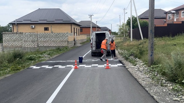 В этом году в Назрани обновили более 15 км дорог – это больше 15 улиц.

Самый масштабный проект – ремонт 5-километровой улицы Алханчуртская, которая соединяет три округа. 

Жители ждали этого больше 10 лет, и наконец, муниципалитет взял на себя эти обязательства. 

Работы прошли в три этапа: замена водопроводной трубы, капитальный ремонт дорожного полотна и нанесение разметки.