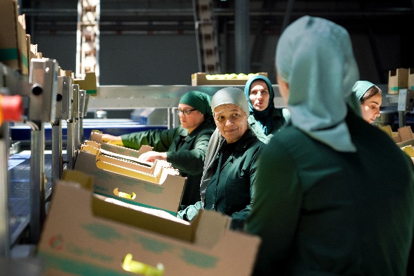 Кавказ.РФ и hh.ru запустили карьерный портал для регионов Северного Кавказа.

Портал призван сделать рынок труда Северного Кавказа более прозрачным и понятным для соискателей, работодателей и образовательных организаций, чтобы решать кадровый вопрос не только в моменте, но и на перспективу.

Инициатором пилотного проекта стала Ассоциация развития кадрового потенциала СКФО, созданная Кавказ.РФ. В неё уже вступили десятки резидентов ОЭЗ и других компаний, которые находятся в постоянном поиске необходимых для развития бизнеса компетенций.

«Мы оказываем содействие в подготовке квалифицированных кадров для сферы туризма и гостеприимства, а в перспективе и для других сфер экономики региона. Наша задача – объединить бизнес, учебные заведения и работников, настоящих и будущих, чтобы они нашли точки соприкосновения , чтобы учебные заведения подстраивались под потребности бизнеса и выпускали востребованных специалистов, которых ждут рабочие места. Создаваемая платформа призвана обеспечить это взаимодействие», – отмечает Валерий Абиев, руководитель Ассоциации развития кадрового потенциала туристической отрасли СКФО.

Портал представляет собой отдельный ресурс на базе экосистемы hh.ru, где собраны вакансии и резюме, полезные факты о переезде на Северный Кавказ, а главное — аналитика рынка труда макрорегиона.

«Когда мы зашли в эту сферу, то увидели гигантский разрыв между потребностями рынка и тем, кого готовят учебные заведения СКФО. Кроме этого, крайне слабо налажен механизм целевой подготовки и профориентации в процессе учебы. Совместный проект с лидером рынка рекрутинга — компанией HeadHunter — призван сокращать эти разрывы через технологии. Платформа только создана, но мы будем работать над тем, чтобы она стала популярной и полезной, особенно для молодых», — говорит лидер направления, заместитель гендиректора Кавказ.РФ Тимур Кебеков.

Соискателям доступен поиск работы по городам и направлениям, подборки вакансий, информация о возможностях трудоустройства, а также контент о жизни, образовании и развитии региона. Портал поможет соискателям ориентироваться в доступных профессиях, образовательных маршрутах и условиях работы в республиках СКФО.

В блоке аналитики карьерного портала бизнесмены смогут изучить, какова средняя зарплата специалистов, которых они планируют нанимать, насколько спрос превышает предложение или наоборот. То же самое смогут сделать и работники, которые только выходят на рынок труда и пытаются понять спрос на свою экспертизу.

«Мы с большой заинтересованностью берем на себя задачу поддержать коллег в популяризации HR-бренда СКФО. Масштабы планируемого сотрудничества не ограничиваются созданием регионального портала. Планируем комплексную работу по формированию новых и эффективных практик взаимодействия бизнеса, образовательных учреждений и соискателей на Северном Кавказе», — заявляет Дмитрий Маркелов, директор по взаимодействию с государственными органами и корпоративному управлению hh.ru.

Карьерный портал kavkaz.hh.ru является частью большого проекта Минэкономразвития России и Кавказ.РФ по решению кадрового вопроса на Северном Кавказе. Так на базе института развития сформирован Отраслевой центр компетенций (ОЦК). Он посвящен отрасли туризма и сервиса как одной из самых перспективных и быстроразвивающихся в регионе.

