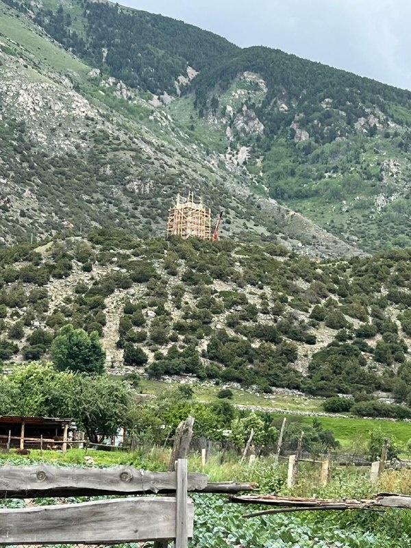 Строительство 35-метровой каменной башни в ауле Хурзук Карачаево-Черкесской республики подошло ровно к половине процесса на высоте 17 метров. Каменная башня должна стать одним из символов республики и несомненно одной из самых высоких башен Кавказа.

Проект от "АСМ Групп".
