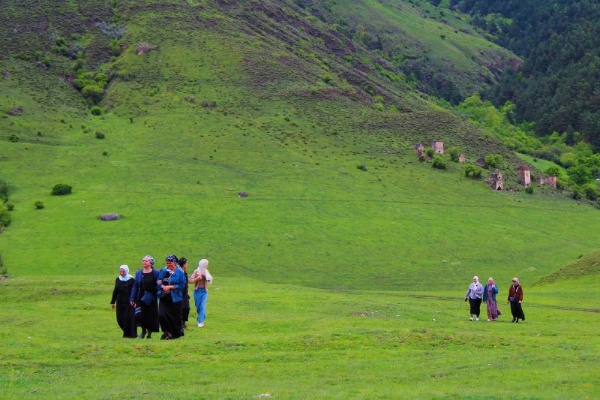 Комитет по туризму Республики Ингушетия организовал экскурсию в горную Ингушетию для преподавателей коррекционной школы. Это люди, чья работа требует невероятного терпения, душевных сил и полной самоотдачи. Каждый день они вкладывают сердце и заботу в воспитание и обучение особенных детей, и потому особенно нуждаются в поддержке и передышке.

Экскурсия стала возможностью для отдыха, вдохновения и новых впечатлений. Преподавателям показали древние башенные комплексы и живописные панорамы родного края. Они узнали много нового о культуре и истории Ингушетии, получили массу положительных эмоций и заряд энергии.